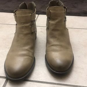 Bella Vita taupe booties